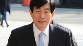 법정구속 원세훈 '표정관리'에도 손 떨리고 허둥지둥