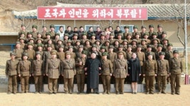 북한 김정은, 여동생 김여정만 데리고 군부대 시찰
