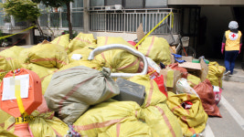 출입문 열자 쓰레기 와르르…발 디딜 틈도 없어