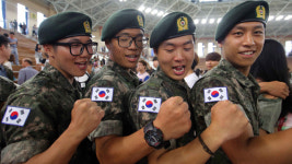 [슬라이드 포토] 논산훈련소 새내기 병사 어깨에 태극기 첫 부착