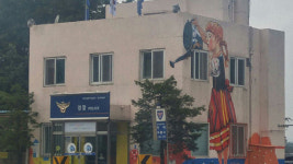 [핫포토] 파출소 옆 나무에 물 주는 소녀