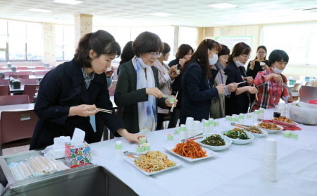 안성시 로컬푸드 유통센터, 농산물 반찬 시식 행사 진행 | 포토뉴스