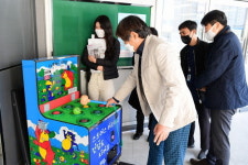 부산 동래구, 청사 입구에 두더지 잡기 설치