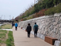 부산 사상구, 학장천 보행로에 주민 휴식 공간 조성