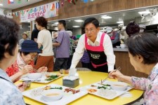 홀로 아닌 함께, 효도밥상으로 마포구민 식구(食口) 되다