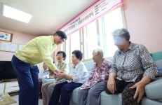 진병영 함양군수, 무더위 쉼터 현장점검…어르신 안전 최우선