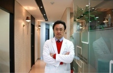 [건강] 한 번의 모발이식 시술로 탈모고민 해결하려면?