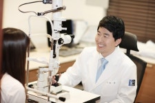 [건강] 가정의달 5월, 노안과 백내장 ‘안과 정밀검진’ 선물 늘어