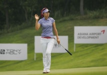 프로 첫 승 도전 김다나, 금호타이어 2R 단독 선두