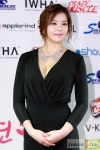 배우 한지은, 깊게 파인 드레스로 섹시미 강조
