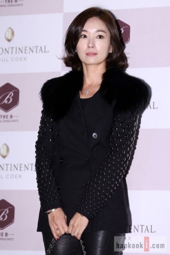 오연수, 올블랙 패션으로 ′양정아 결혼식′ 참석