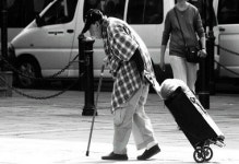 허리에 극심한 통증 동반하는 척추관협착증