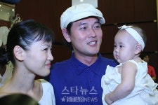 [포토]첫딸안고 최철호 결혼식 온 김명수