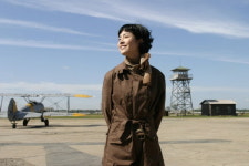 한지민, 오촌당숙 김정남감독 ‘청연’VIP시사회 초대