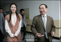 [포토]장애우 시설 둘러보는 김태희