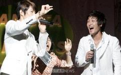 [포토]바네스의 장난에 놀라는 강타