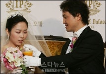 [포토]신부에게 주스 먹여주는 친절한 웅인씨