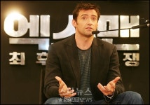 내한한 휴 잭맨 "엘비스 프레슬리 닮았나요?"