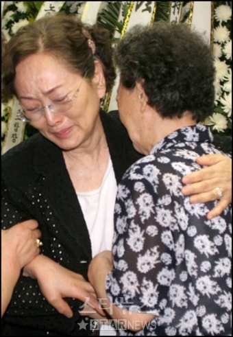 [포토]故 한영숙 별세, 김영옥 눈물로 빈소 조문
