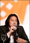 성강특수가스 | [포토]기자들 질문에 답하는 성 강