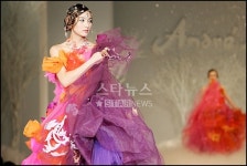 [포토]이민영, 반바퀴 도니 꽃장식이 가득