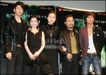 포즈 취한 ‘인어이야기’ 주인공들