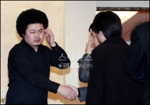 조문객 직접 배웅하는 윤택