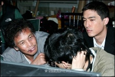 감독과 촬영이야기 나누는 김영철-다니엘 헤니