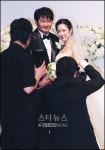 허진호 감독. 日팬 환호속 10살연하와 백년가약