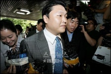 [포토]싸이, 질문외면한 채 검찰 출두