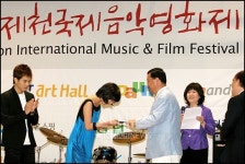 [★포토]다소곳이 위촉장 받는 이소연