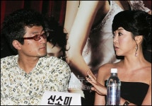 [★포토]신소미, 감독과 진지하개 대화를