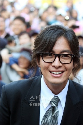 [포토]많은 팬들속으로 이동하는 배용준