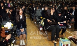 [★포토]윤아, 교복입고 졸업식 참석