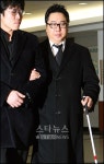 [★포토]실명위기 희소병 이동우, 故 배삼룡 빈소 조문