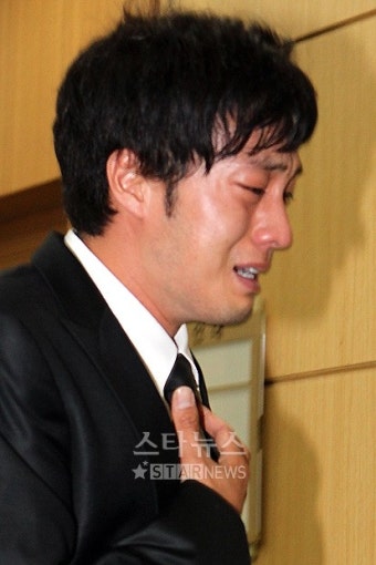 [포토]소지섭, 박용하 빈소서 '오열'