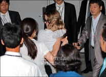 [★포토]안젤리나 졸리, 잠든 샤일로 안고 출국