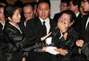 [포토]故 백남봉 발인, 오열하는 유가족