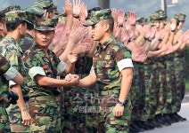 [★포토]해병대 이정, 뜨거운 전우애!