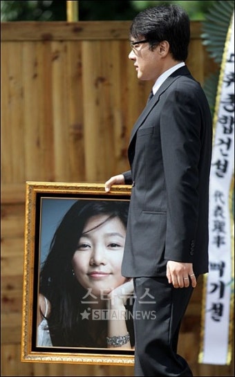 [포토]장진영1주기 '사랑하는 진영아'
