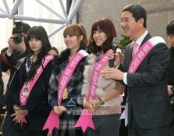[★포토]바른자세 티아라, 국회의원님이 소개해주시니
