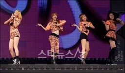 쥬얼리헤어샵원호점 | [★포토]쥬얼리, 헤어쇼에서 깜찍한 무대