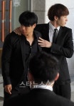 진호바른장례 | [★포토]김진호-이석훈, 차마 볼 수 없어