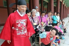 [포토]이순재, '이놈의 인기 아직 안죽었어!'