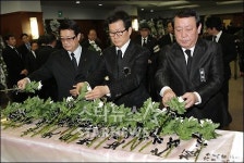 [★포토]故 반야월 영결식, 헌화하는 태진아