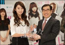 [★포토]가영 '위촉패 받았어요!'