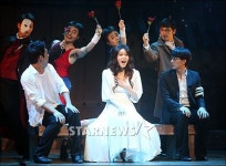 형제는용감햇닭 | [★포토]형제는 용감했다 '정체불명의 여인!'