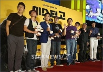 [★포토]미스터고, 남자배우들에게 인기 좋네!