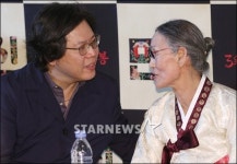 [★포토]대화 나누는 박찬경 감독과 김금화 무용가