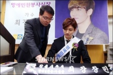 [★포토]최강창민, 업무 확인중